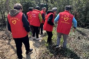 梅园社区开展“共建绿色家园，共享美好生活”植树节捡拾垃圾环保行动