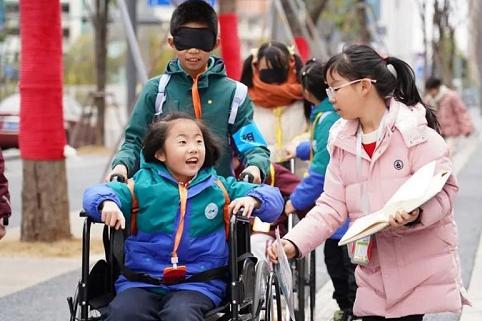 儿童观察团：“一米高度”丈量城市治理