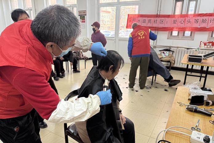 【南蔡村镇社工站】畔水庭苑社区：“爱心头等舱计划”社区能人义剪暖人心，关爱老人在行动