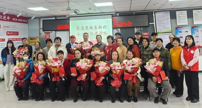 护航成长路 志愿映初心|京贸国际城社区表彰通学公交志愿先锋