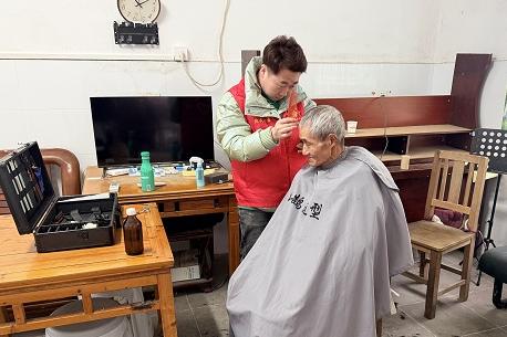 梅园社区|“剪刀传情暖银龄 梅园理发启新程”活动