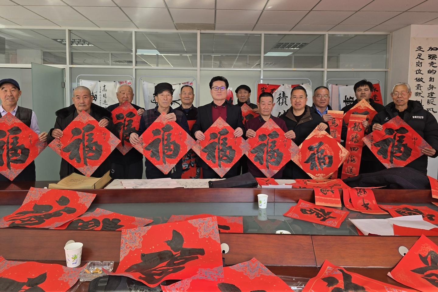 【南蔡村镇四助服务】畔水庭苑社区：“翰墨迎春书福至 情暖桑榆共团圆”新春主题活动