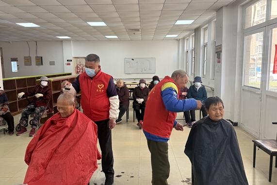 【南蔡村镇四助服务】畔水庭苑社区：“爱心头等舱·春暖焕新颜”义剪活动
