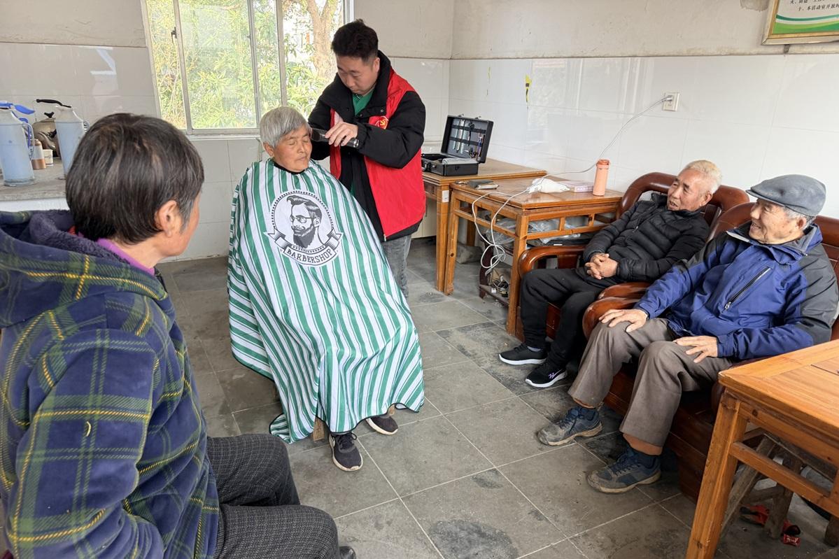 梅园社区|“指尖传爱，鬓边藏暖”爱心理发活动