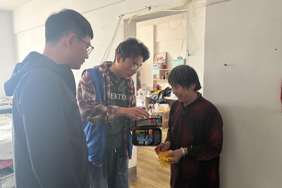 【南蔡村镇社工站】“情暖莲胜・护老同行”莲胜花园出行困境老人暖心帮扶活动