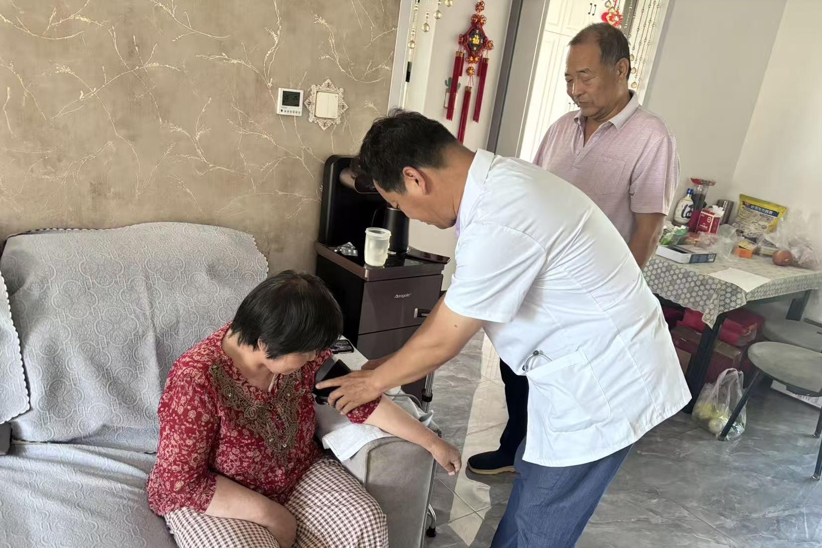 畔景庭苑社区：“爱心敲门送服务 健康安全双护航”