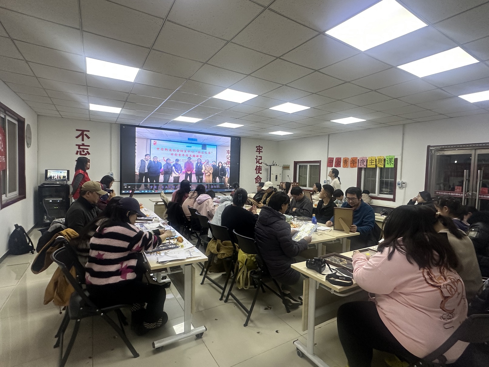 不说结业快乐 只说未来可期——“中仓青年夜”课堂迎来“毕业季” 不说结业快乐 只说未来可期——“中仓青年夜”课堂迎来“毕业季”