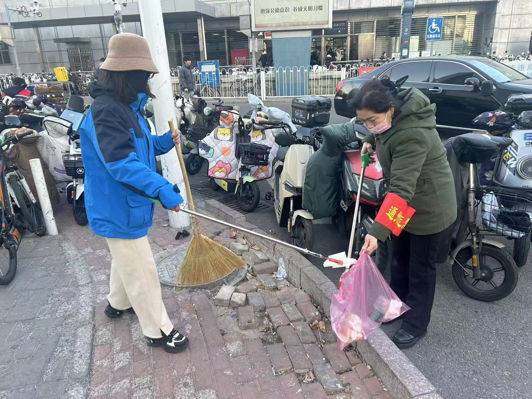 小巷新气象，元旦大扫除——九棵树街道小巷管家开展爱国卫生环境大扫除志愿服务活动
