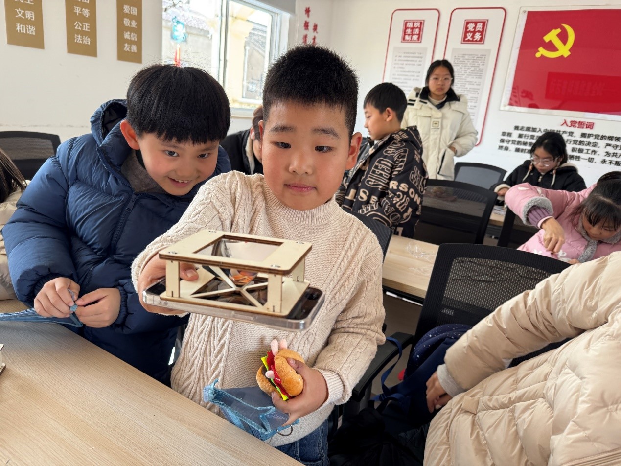 “以光为媒,以梦为舟”——全息投影科普活动 “以光为媒,以梦为舟”——全息投影科普活动