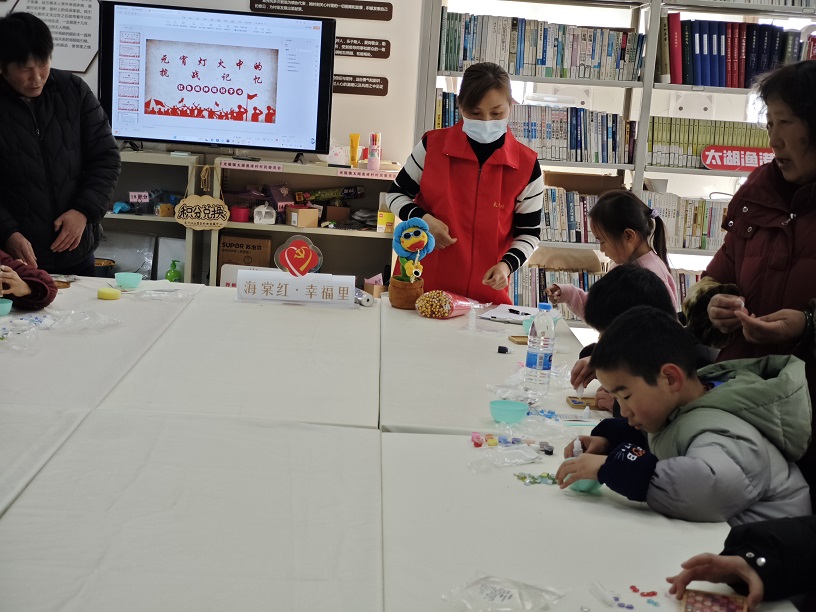 太湖渔港村新时代文明实践站开展“元宵灯火中的抗战记忆”阅读活动 太湖渔港村新时代文明实践站开展“元宵灯火中的抗战记忆”阅读活动