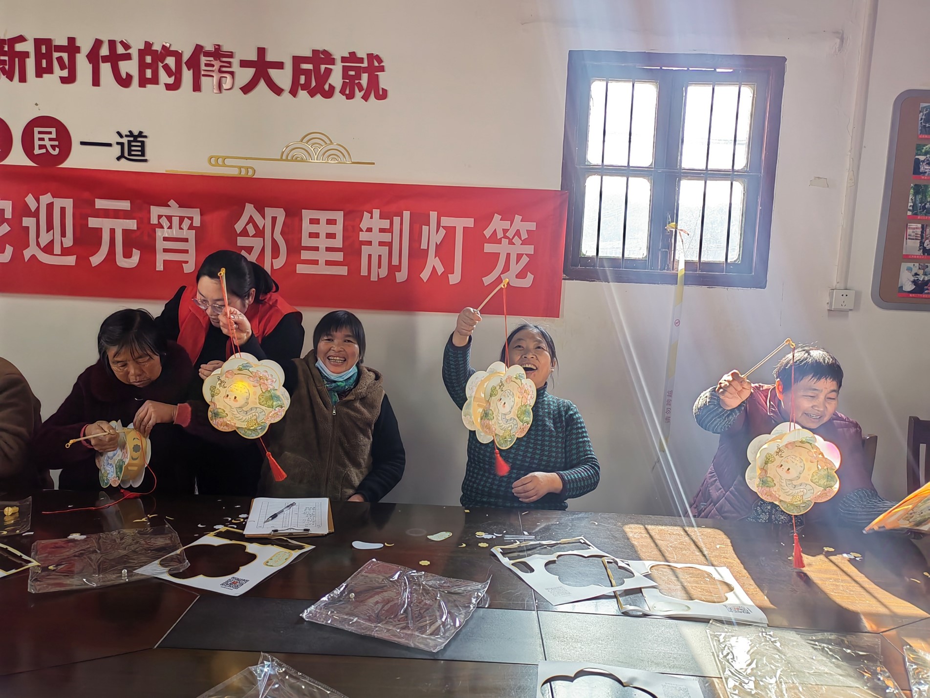冲山村漫山岛开展“灵蛇迎元宵 邻里制灯笼”的活动 冲山村漫山岛开展“灵蛇迎元宵 邻里制灯笼”的活动