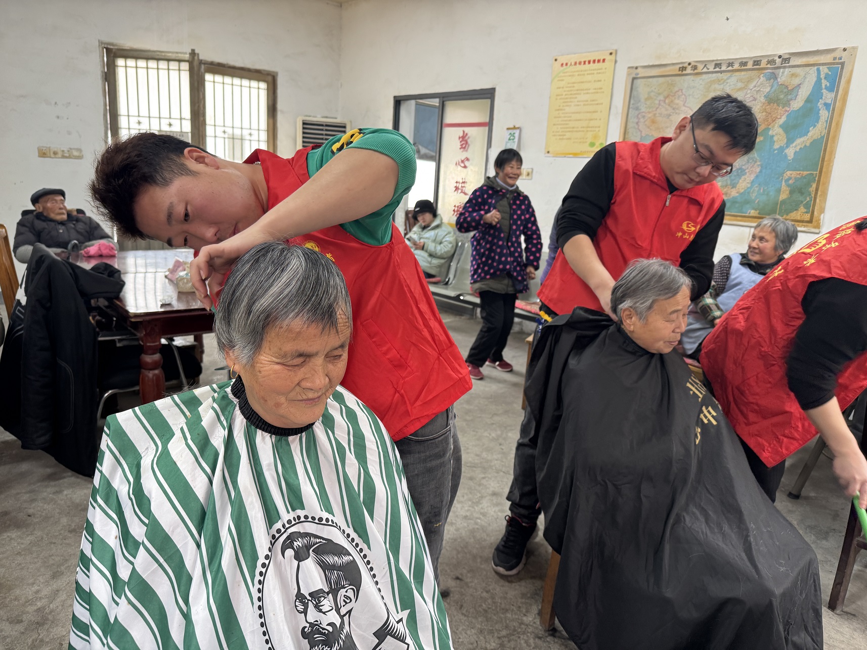 龙抬头,好兆头,公益理发福长留 龙抬头,好兆头,公益理发福长留