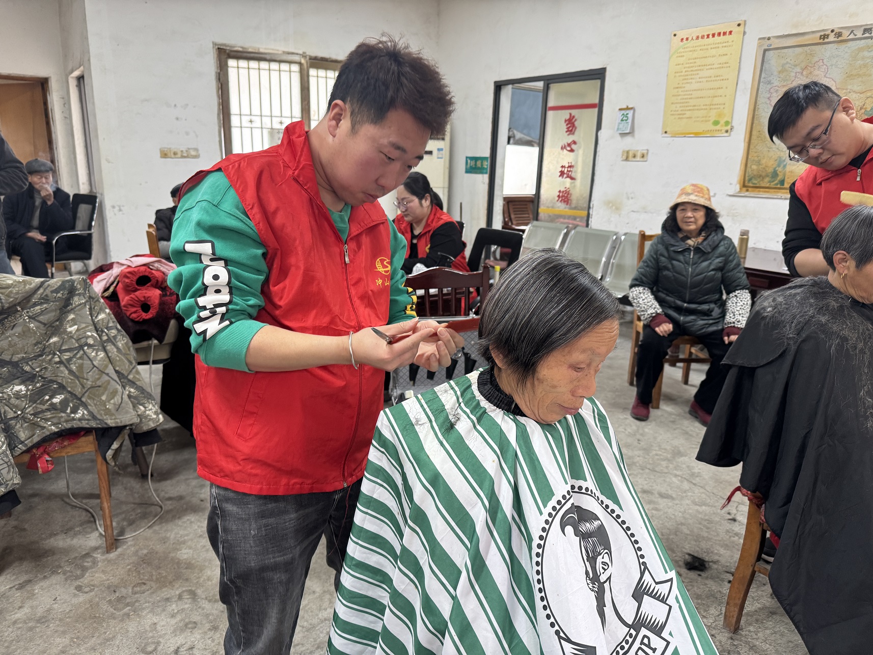 龙抬头,好兆头,公益理发福长留 龙抬头,好兆头,公益理发福长留