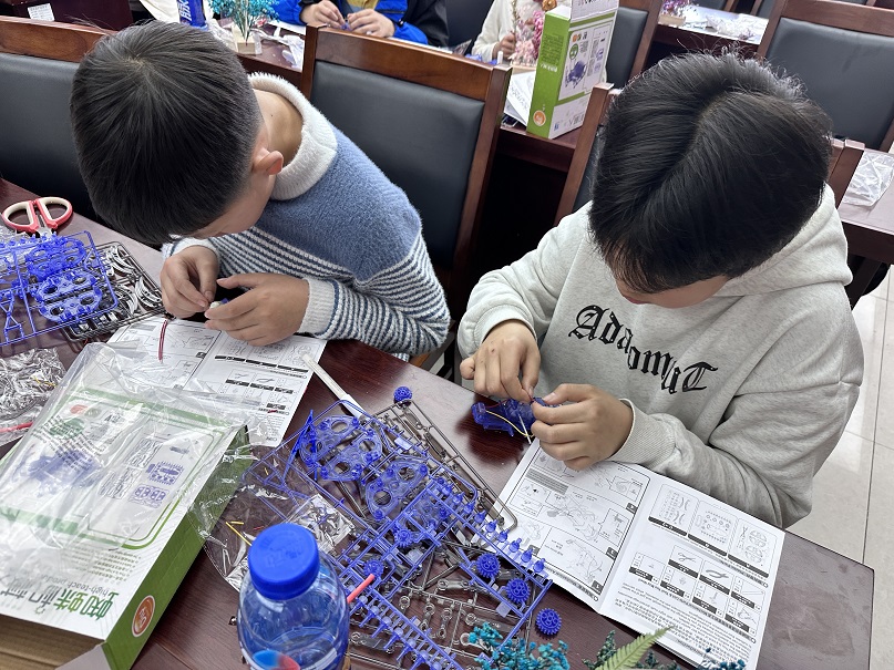 邓尉村开展科技之旅——仿生八脚蜘蛛机器人制作的科普活动 邓尉村开展科技之旅——仿生八脚蜘蛛机器人制作的科普活动