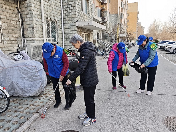副中心有我·“雷锋精神进小巷，环保春风拂家园”九棵树街道小巷管家开展“送洁净”明实践活动