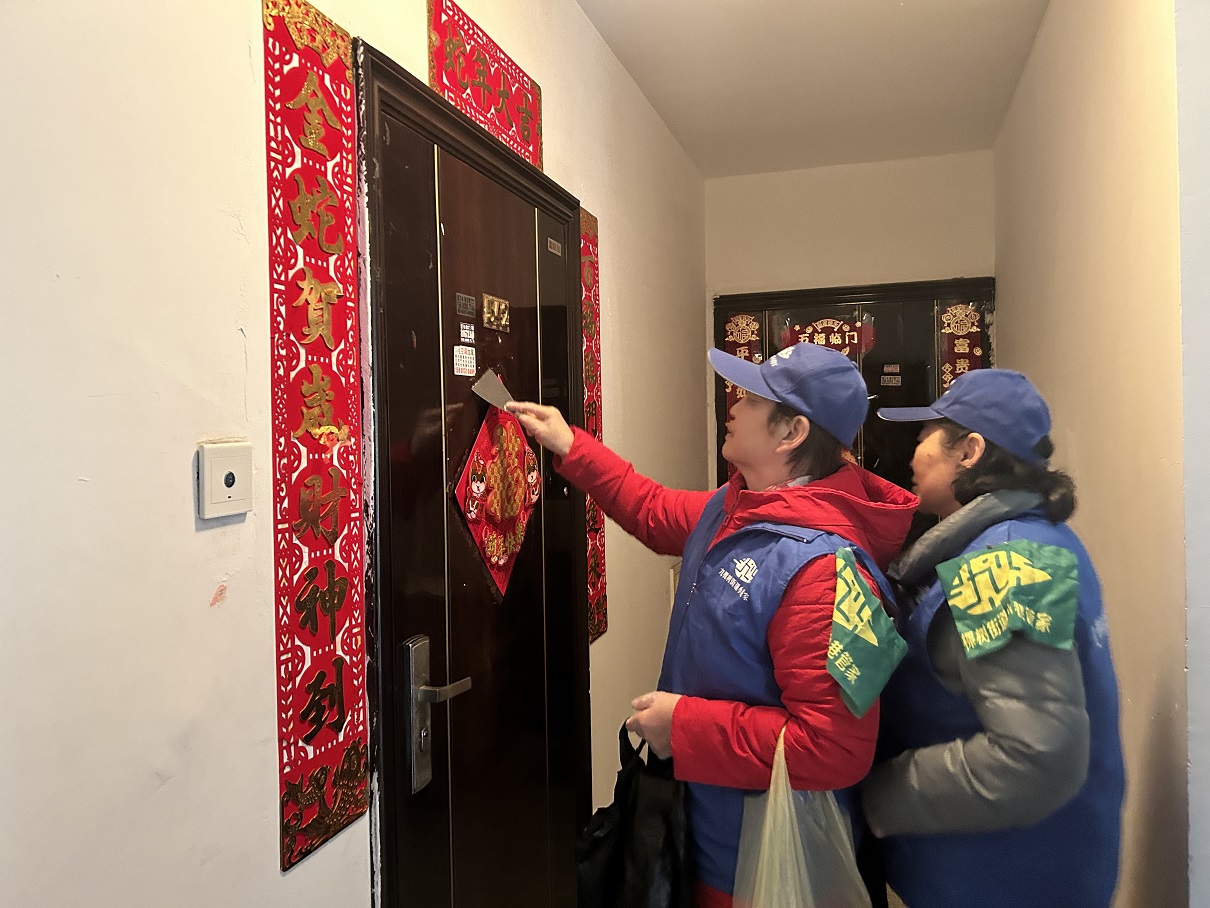 副中心有我·“雷锋精神进小巷，环保春风拂家园”九棵树街道小巷管家开展“送洁净”明实践活动