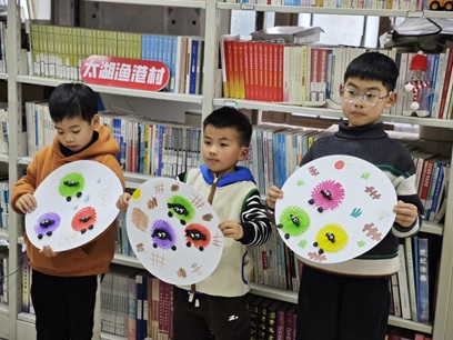 “与书同行,美好乡阅”——太湖渔港村新时代文明实践站开展农家书屋公益阅读活动 “与书同行,美好乡阅”——太湖渔港村新时代文明实践站开展农家书屋公益阅读活动