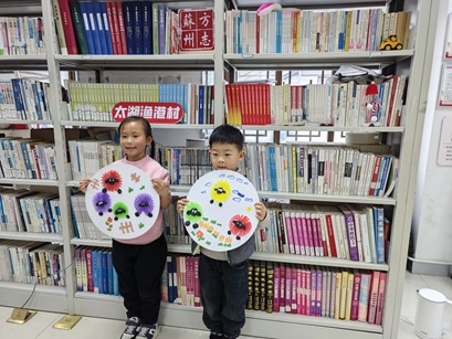 “与书同行,美好乡阅”——太湖渔港村新时代文明实践站开展农家书屋公益阅读活动 “与书同行,美好乡阅”——太湖渔港村新时代文明实践站开展农家书屋公益阅读活动