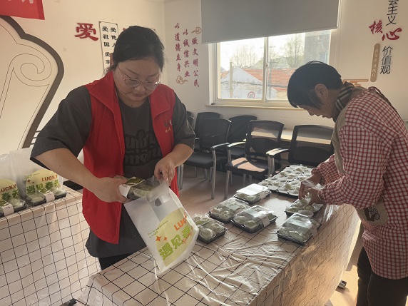 “巧制青团话传统,传承民俗忆清明”冲山村新时代文明实践站开展手工制作青团活动 “巧制青团话传统,传承民俗忆清明”冲山村新时代文明实践站开展手工制作青团活动