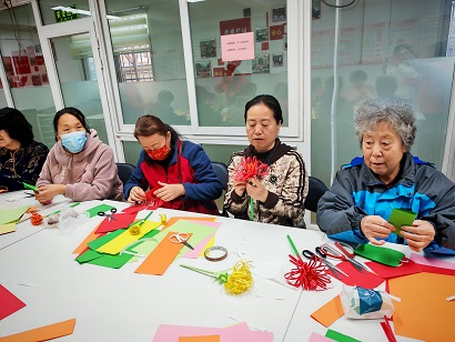副中心有我丨剪一纸春菊,扫一巷尘埃:九棵树街道小巷管家志愿服务助力清明新风尚 副中心有我丨剪一纸春菊,扫一巷尘埃:九棵树街道小巷管家志愿服务助力清明新风尚