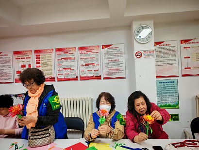 副中心有我丨剪一纸春菊,扫一巷尘埃:九棵树街道小巷管家志愿服务助力清明新风尚 副中心有我丨剪一纸春菊,扫一巷尘埃:九棵树街道小巷管家志愿服务助力清明新风尚