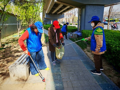 副中心有我丨剪一纸春菊,扫一巷尘埃:九棵树街道小巷管家志愿服务助力清明新风尚 副中心有我丨剪一纸春菊,扫一巷尘埃:九棵树街道小巷管家志愿服务助力清明新风尚