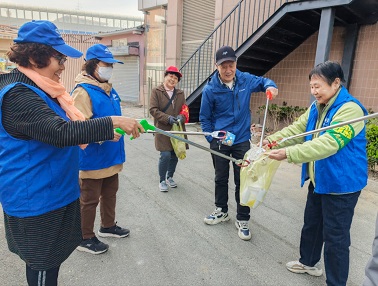 副中心有我丨剪一纸春菊,扫一巷尘埃:九棵树街道小巷管家志愿服务助力清明新风尚 副中心有我丨剪一纸春菊,扫一巷尘埃:九棵树街道小巷管家志愿服务助力清明新风尚
