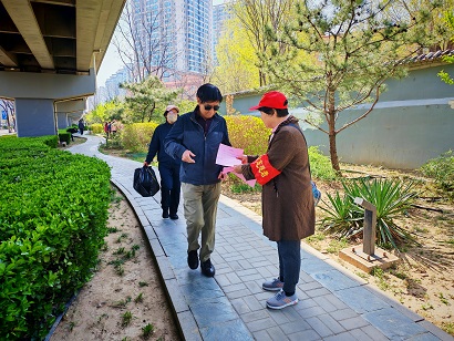 副中心有我丨剪一纸春菊,扫一巷尘埃:九棵树街道小巷管家志愿服务助力清明新风尚 副中心有我丨剪一纸春菊,扫一巷尘埃:九棵树街道小巷管家志愿服务助力清明新风尚
