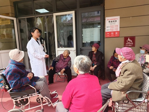 银发焕彩传暖意,春风化剪润心田——畔水庭苑社区义剪送关怀 银发焕彩传暖意,春风化剪润心田——畔水庭苑社区义剪送关怀
