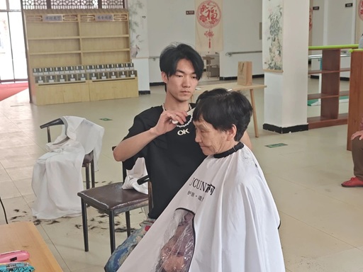 银发焕彩传暖意,春风化剪润心田——畔水庭苑社区义剪送关怀 银发焕彩传暖意,春风化剪润心田——畔水庭苑社区义剪送关怀