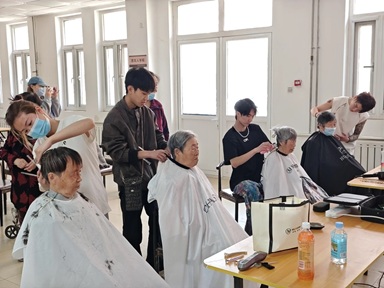 银发焕彩传暖意,春风化剪润心田——畔水庭苑社区义剪送关怀 银发焕彩传暖意,春风化剪润心田——畔水庭苑社区义剪送关怀