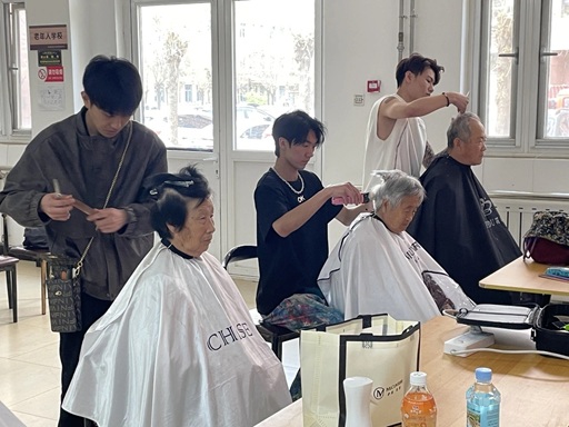 银发焕彩传暖意,春风化剪润心田——畔水庭苑社区义剪送关怀 银发焕彩传暖意,春风化剪润心田——畔水庭苑社区义剪送关怀