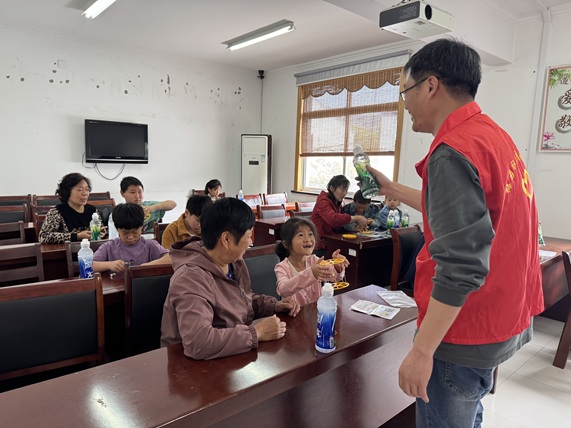 “揭秘一个‘会听话的滚轮’”——梅园社区举办青少年科普活动——“揭秘一个‘会听话的滚轮’”