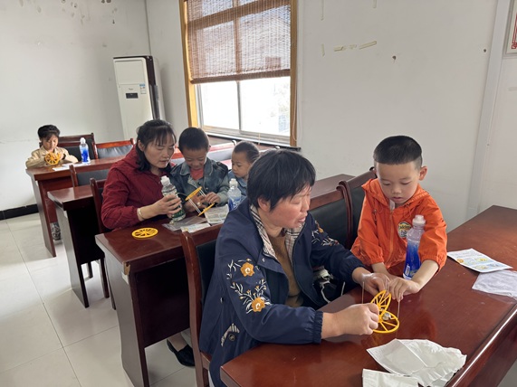 “揭秘一个‘会听话的滚轮’”——梅园社区举办青少年科普活动——“揭秘一个‘会听话的滚轮’”