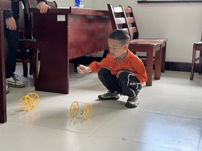 “揭秘一个‘会听话的滚轮’”——梅园社区举办青少年科普活动——“揭秘一个‘会听话的滚轮’”