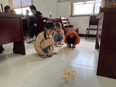 “揭秘一个‘会听话的滚轮’”——梅园社区举办青少年科普活动——“揭秘一个‘会听话的滚轮’”
