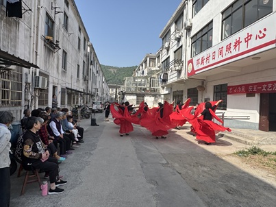 邓尉村舞蹈队开展‘艺’心为民 庆五一文艺汇演 邓尉村舞蹈队开展‘艺’心为民 庆五一文艺汇演
