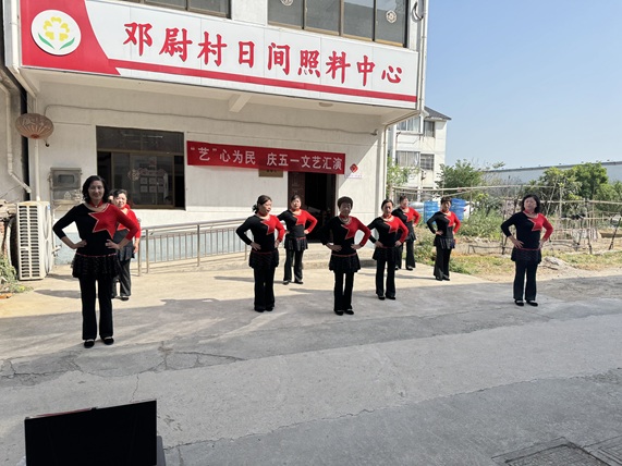 邓尉村舞蹈队开展‘艺’心为民 庆五一文艺汇演 邓尉村舞蹈队开展‘艺’心为民 庆五一文艺汇演