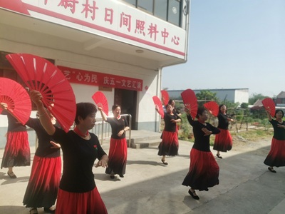 邓尉村舞蹈队开展‘艺’心为民 庆五一文艺汇演 邓尉村舞蹈队开展‘艺’心为民 庆五一文艺汇演