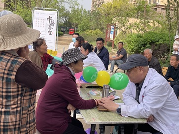 【南蔡村镇社工站】翡翠半岛社区：“健康进社区 义诊暖人心” 爱心义诊志愿服务活动