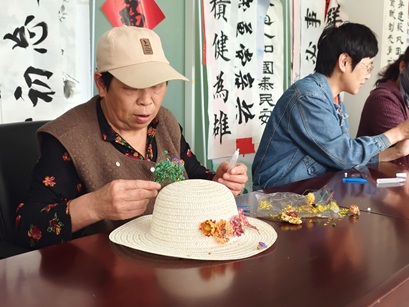 【蔡村镇社工站】畔水庭苑社区:“‘帽’美如画 把爱‘戴’回家”母亲节主题活动 【蔡村镇社工站】畔水庭苑社区:“‘帽’美如画 把爱‘戴’回家”母亲节主题活动