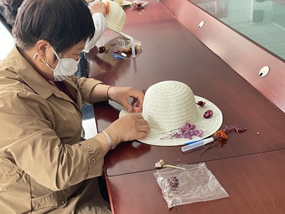 【蔡村镇社工站】畔水庭苑社区:“‘帽’美如画 把爱‘戴’回家”母亲节主题活动 【蔡村镇社工站】畔水庭苑社区:“‘帽’美如画 把爱‘戴’回家”母亲节主题活动