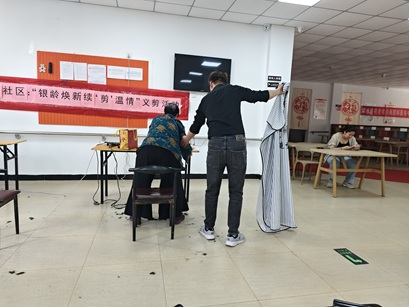 【南蔡村镇社工站】畔水庭苑社区:“银铃换新,续‘剪’温情” 义剪活动 【南蔡村镇社工站】畔水庭苑社区:“银铃换新,续‘剪’温情” 义剪活动