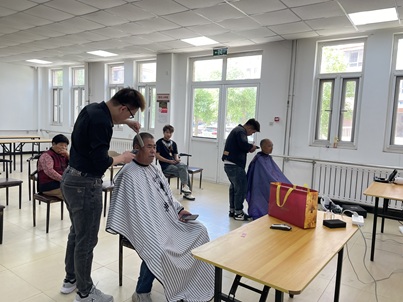 【南蔡村镇社工站】畔水庭苑社区:“银铃换新,续‘剪’温情” 义剪活动 【南蔡村镇社工站】畔水庭苑社区:“银铃换新,续‘剪’温情” 义剪活动