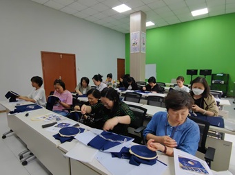 ‘父母养育方式+茶垫刺绣手工制作’欧典社区开展“父母养育方式”为主题的家庭教育活动 ‘父母养育方式+茶垫刺绣手工制作’欧典社区开展“父母养育方式”为主题的家庭教育活动