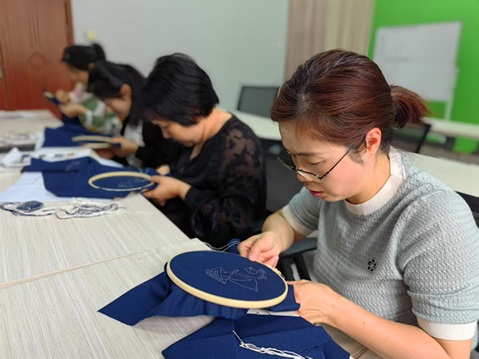 ‘父母养育方式+茶垫刺绣手工制作’欧典社区开展“父母养育方式”为主题的家庭教育活动 ‘父母养育方式+茶垫刺绣手工制作’欧典社区开展“父母养育方式”为主题的家庭教育活动