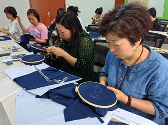 ‘父母养育方式+茶垫刺绣手工制作’欧典社区开展“父母养育方式”为主题的家庭教育活动 ‘父母养育方式+茶垫刺绣手工制作’欧典社区开展“父母养育方式”为主题的家庭教育活动