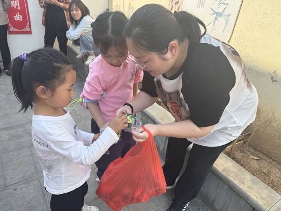 腕间球舞飞扬,少年风采绽放——冲山村新时代文明实践站组织青少年手腕球比赛 腕间球舞飞扬,少年风采绽放——冲山村新时代文明实践站组织青少年手腕球比赛