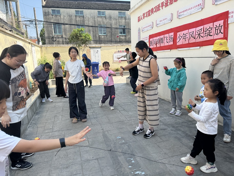腕间球舞飞扬,少年风采绽放——冲山村新时代文明实践站组织青少年手腕球比赛 腕间球舞飞扬,少年风采绽放——冲山村新时代文明实践站组织青少年手腕球比赛