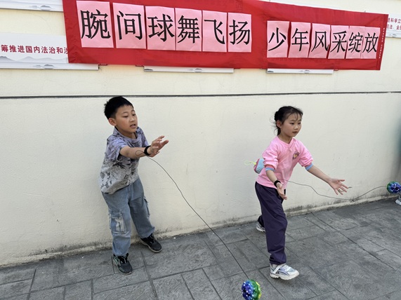 腕间球舞飞扬,少年风采绽放——冲山村新时代文明实践站组织青少年手腕球比赛 腕间球舞飞扬,少年风采绽放——冲山村新时代文明实践站组织青少年手腕球比赛